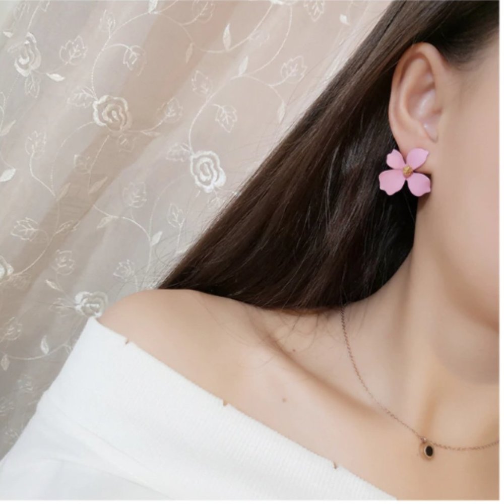 “Riya” Minimalist Cute Vibrant Daisy Stud Earring - Picture 5 of 5
